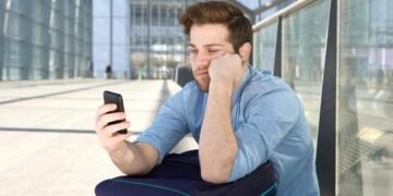 Desplazarse por videos breves en línea, aumenta el aburrimiento, según un nuevo estudio