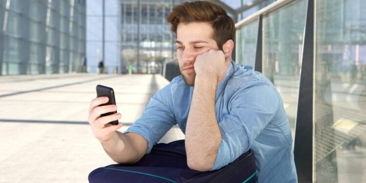 Desplazarse por videos breves en línea, aumenta el aburrimiento, según un nuevo estudio