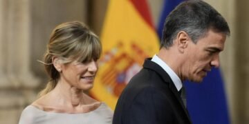 La esposa del presidente del gobierno de España se querella a su vez contra el juez que la investiga