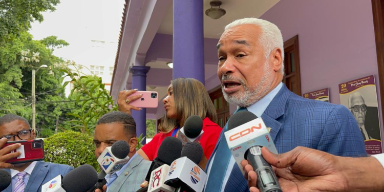 Radhamés Camacho dice ministro de Educación minimiza cantidad de alumnos quedará fuera de las aulas