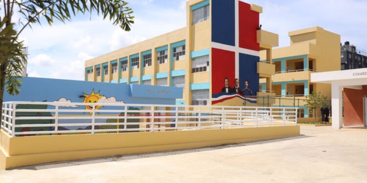 Inicio del año escolar se torna de gris en el Cibao