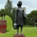 Vandalizan con pintura roja una estatua de Ana Frank en Ámsterdam