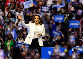 Kamala Harris aventaja con 16 puntos a Trump entre los latinos
