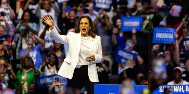 Kamala Harris aventaja con 16 puntos a Trump entre los latinos