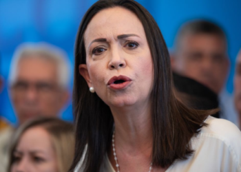 Machado dice fallo del Supremo muestra «complicidad con el fraude» y «hunde más a Maduro»