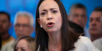 Machado dice fallo del Supremo muestra «complicidad con el fraude» y «hunde más a Maduro»