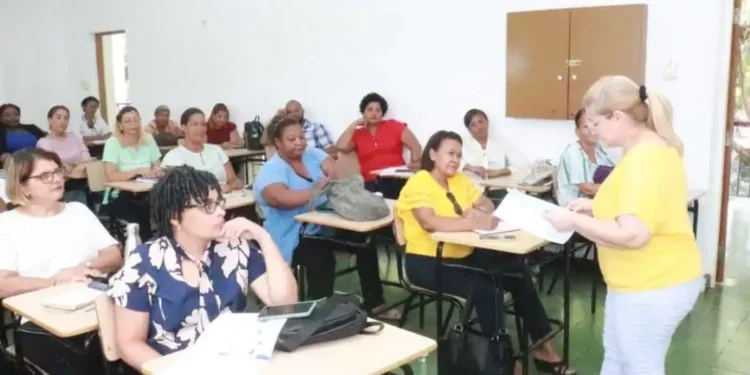 Miles de maestros fortalecen sus competencias pedagógicas mediante capacitación