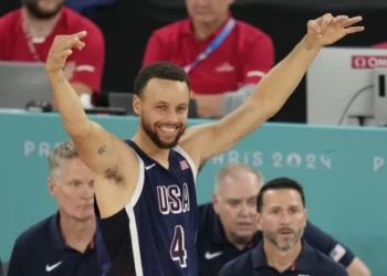 Con recital de Curry, EEUU atrapa otro oro olímpico en baloncesto