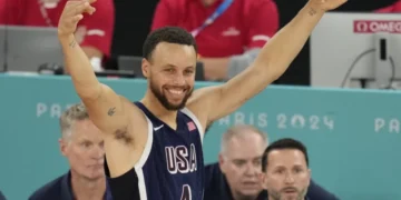 Con recital de Curry, EEUU atrapa otro oro olímpico en baloncesto