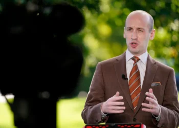 Tildan de “antimexicana” demanda de republicanos contra plan de regularización migratoria de Biden