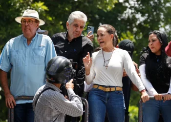 Machado reaparece en público entre el clamor de miles de personas concentradas en Caracas