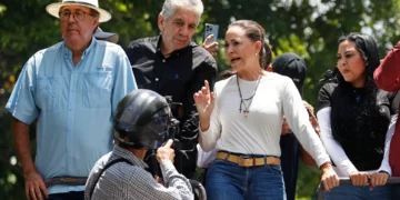 Machado reaparece en público entre el clamor de miles de personas concentradas en Caracas