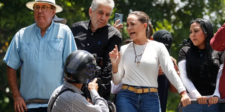 Machado reaparece en público entre el clamor de miles de personas concentradas en Caracas