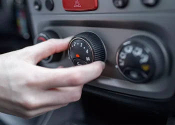 Por qué no se debe apagar un vehículo con el aire acondicionado encendido
