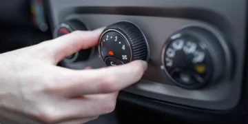 Por qué no se debe apagar un vehículo con el aire acondicionado encendido