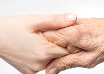 Los humanos envejecen de manera drástica en dos etapas: a los 44 y a los 60