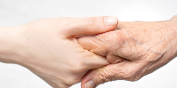 Los humanos envejecen de manera drástica en dos etapas: a los 44 y a los 60