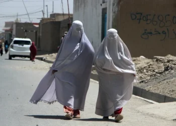 Los talibanes prohíben el sonido de la voz de mujer y marcan el hiyab como innegociable