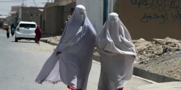 Los talibanes prohíben el sonido de la voz de mujer y marcan el hiyab como innegociable