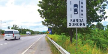 Bandas sonoras alertan a conductores para prevenir accidentes en Santiago