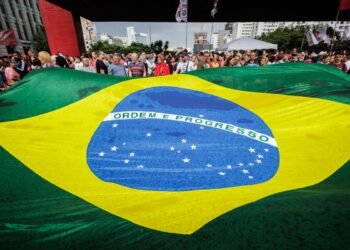 Candidatos de centro y derecha lideran las encuestas para las municipales en Brasil