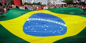 Candidatos de centro y derecha lideran las encuestas para las municipales en Brasil