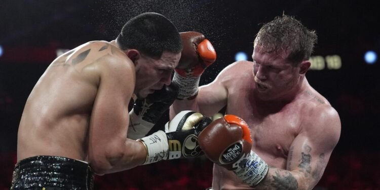 Edgar Berlanga sobrevive los 12 asaltos contra Saúl “Canelo” Álvarez pero pierde por decisión unánime