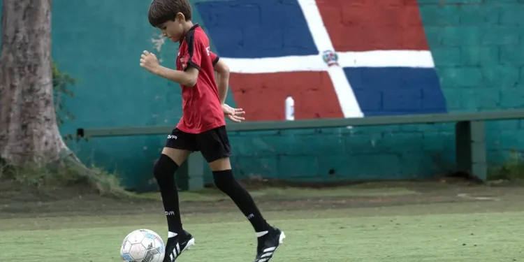 El auge del fútbol en República Dominicana amenaza la hegemonía de la pelota