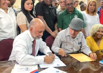 Corriente magisterial Eugenio María de Hostos formaliza inscripción de Eduardo Hidalgo como candidato a la Presidencia de la ADP