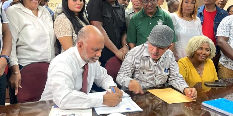 Corriente magisterial Eugenio María de Hostos formaliza inscripción de Eduardo Hidalgo como candidato a la Presidencia de la ADP