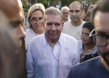 Opositores venezolanos rechazan la orden de detención contra Edmundo González