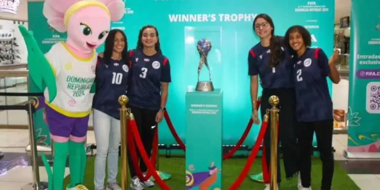 Santiago recibe con entusiasmo el trofeo del Mundial Sub-17