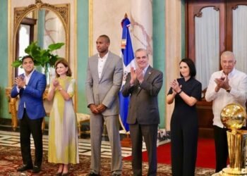 Presidente condecora con Orden del Mérito de Caballero a Al Horford