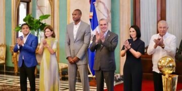 Presidente condecora con Orden del Mérito de Caballero a Al Horford