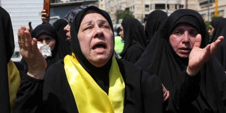 «Quien haya perdido un ojo peleará con el otro»: libaneses piden venganza tras explosiones de las que culpan a Israel