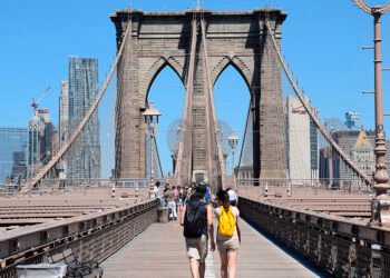 Viajes de hispanos en EEUU aumentarán 10 % y dejarán 165.000 millones de dólares en 2025