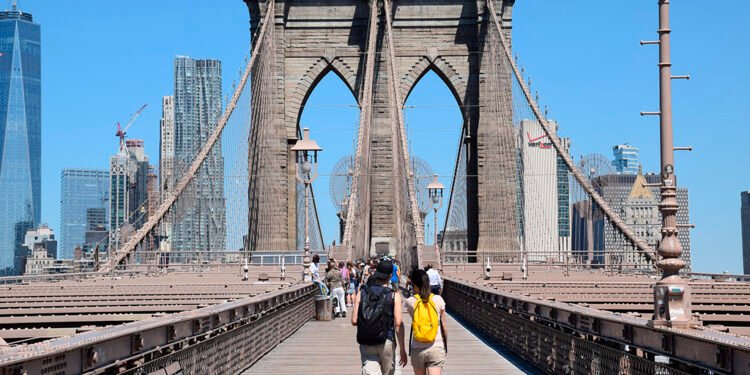 Viajes de hispanos en EEUU aumentarán 10 % y dejarán 165.000 millones de dólares en 2025