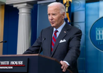 Biden dice que Israel debe buscar alternativas a ataques contra centros petroleros en Irán