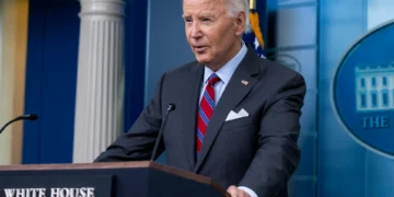 Biden dice que Israel debe buscar alternativas a ataques contra centros petroleros en Irán