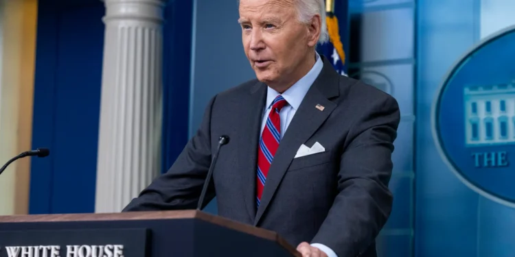 Biden dice que Israel debe buscar alternativas a ataques contra centros petroleros en Irán