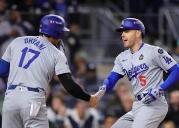Los Dodgers superan a los Yankees y se acercan a lograr una barrida en la Serie Mundial