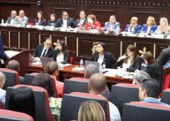 Economistas alertan reforma puede impactar la meta de duplicar el PIB