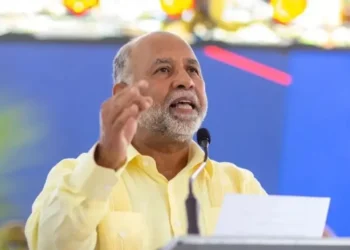 Eduardo Hidalgo encabeza las preferencias de los maestros con más del 64%, según encuesta.