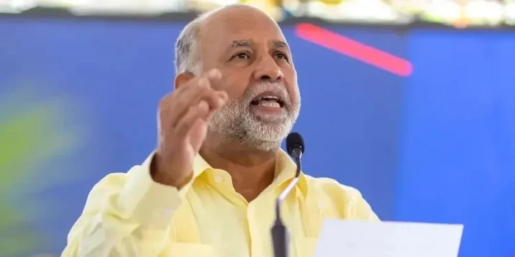 Eduardo Hidalgo encabeza las preferencias de los maestros con más del 64%, según encuesta.