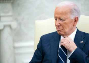 Un paso en falso de Biden con la palabra “basura” causa un revés en la campaña de Harris
