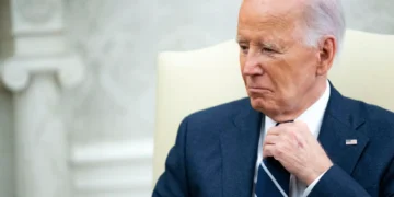 Un paso en falso de Biden con la palabra “basura” causa un revés en la campaña de Harris