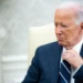Un paso en falso de Biden con la palabra “basura” causa un revés en la campaña de Harris