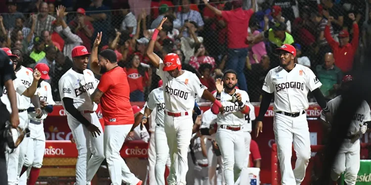 Escogido, Águilas y Estrellas inician el torneo con victorias