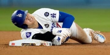 Shohei Ohtani con aparente lesión en la mano izquierda