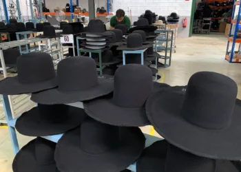 Los sombreros de una fábrica de Sevilla cubren las cabezas de judíos de medio mundo